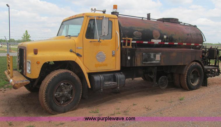 image for item F3185 1982 International S1700 oil distributor truck