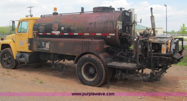 image for item F3185 1982 International S1700 oil distributor truck