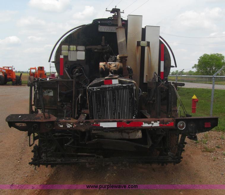 image for item F3185 1982 International S1700 oil distributor truck