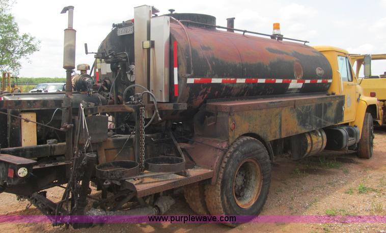 image for item F3185 1982 International S1700 oil distributor truck