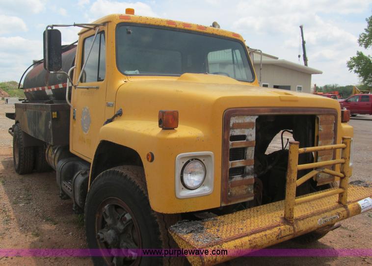 image for item F3185 1982 International S1700 oil distributor truck