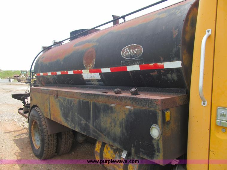 image for item F3185 1982 International S1700 oil distributor truck