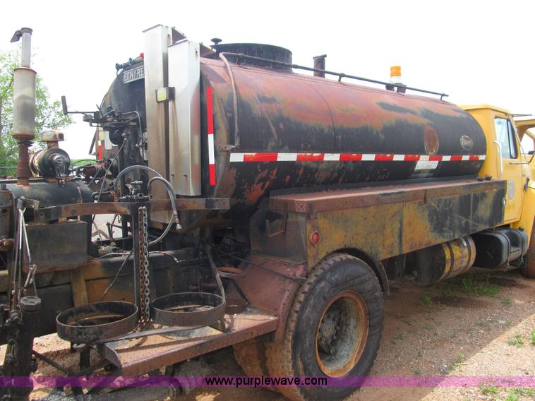 image for item F3185 1982 International S1700 oil distributor truck
