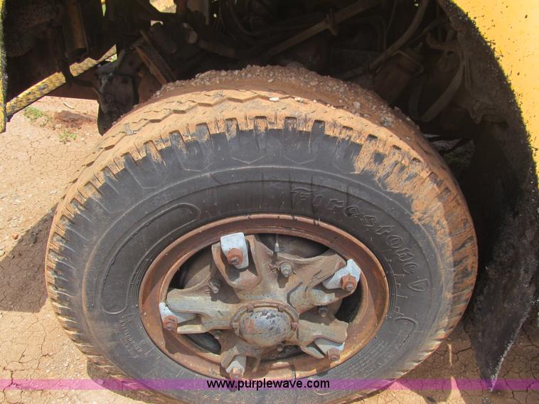 image for item F3185 1982 International S1700 oil distributor truck