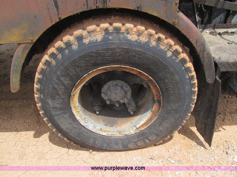 image for item F3185 1982 International S1700 oil distributor truck