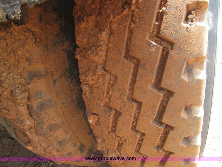 image for item F3185 1982 International S1700 oil distributor truck