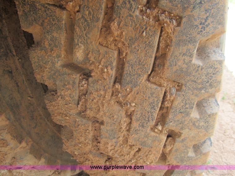 image for item F3185 1982 International S1700 oil distributor truck