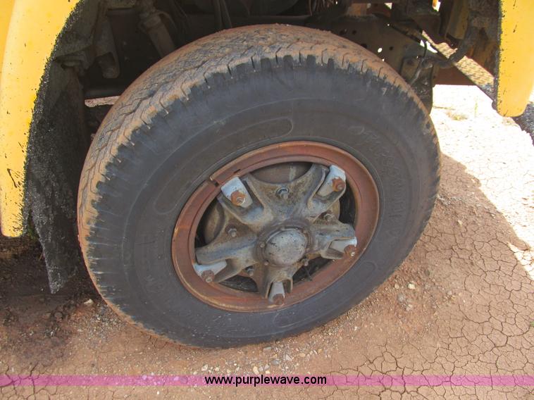 image for item F3185 1982 International S1700 oil distributor truck