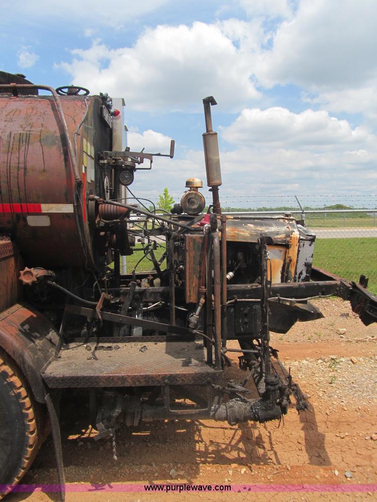 image for item F3185 1982 International S1700 oil distributor truck