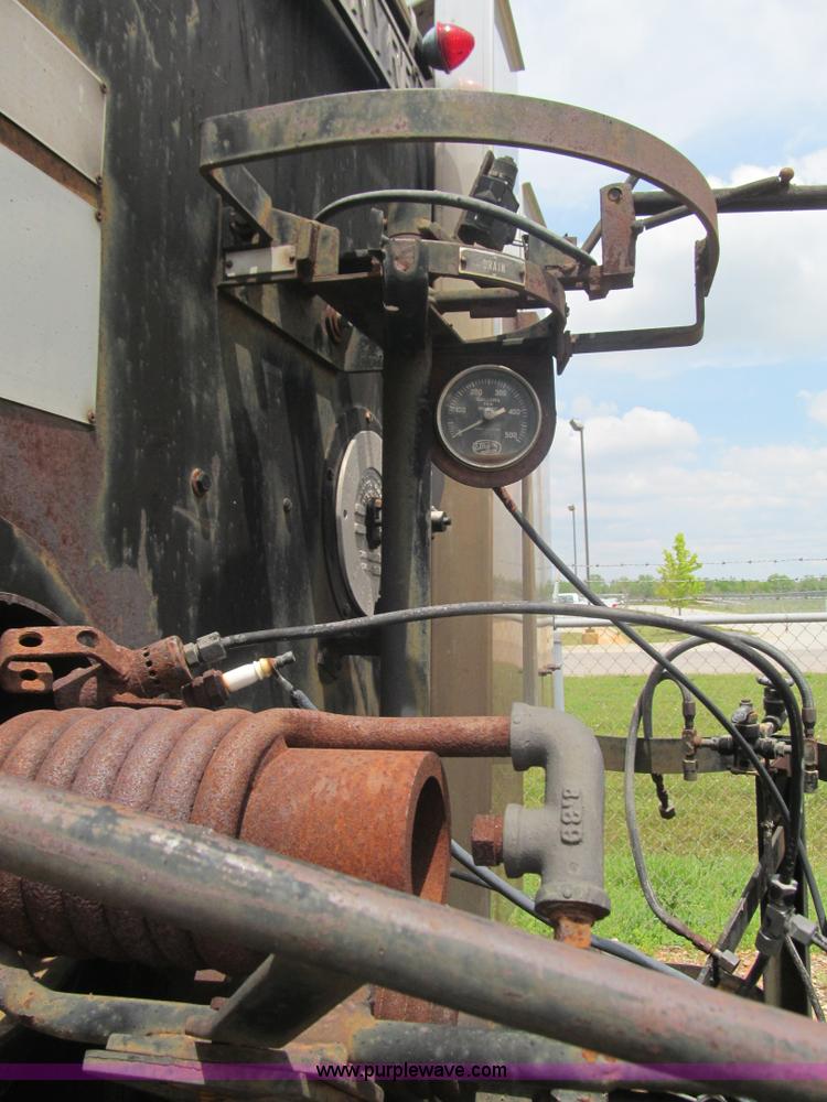 image for item F3185 1982 International S1700 oil distributor truck