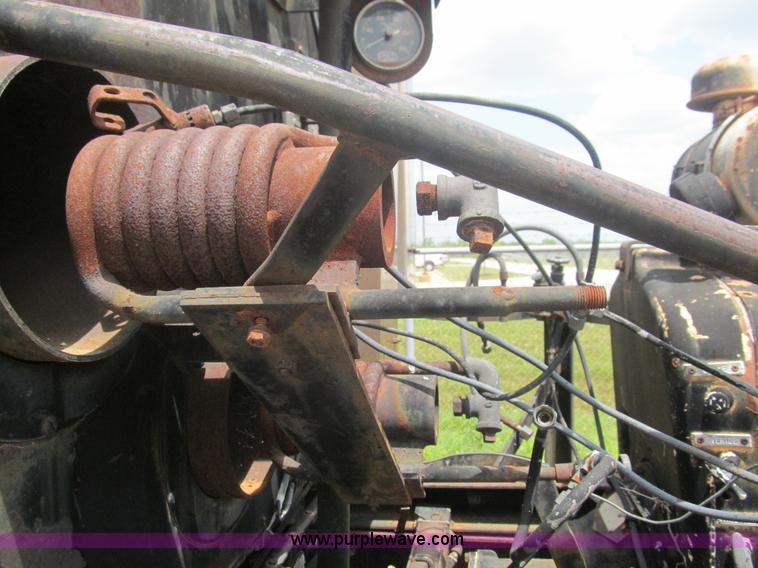 image for item F3185 1982 International S1700 oil distributor truck