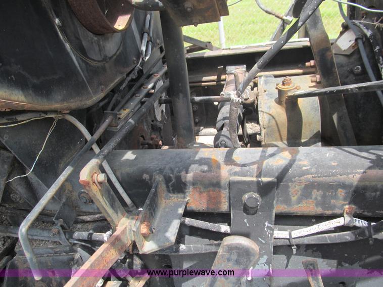 image for item F3185 1982 International S1700 oil distributor truck