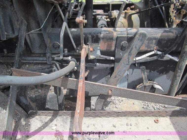 image for item F3185 1982 International S1700 oil distributor truck