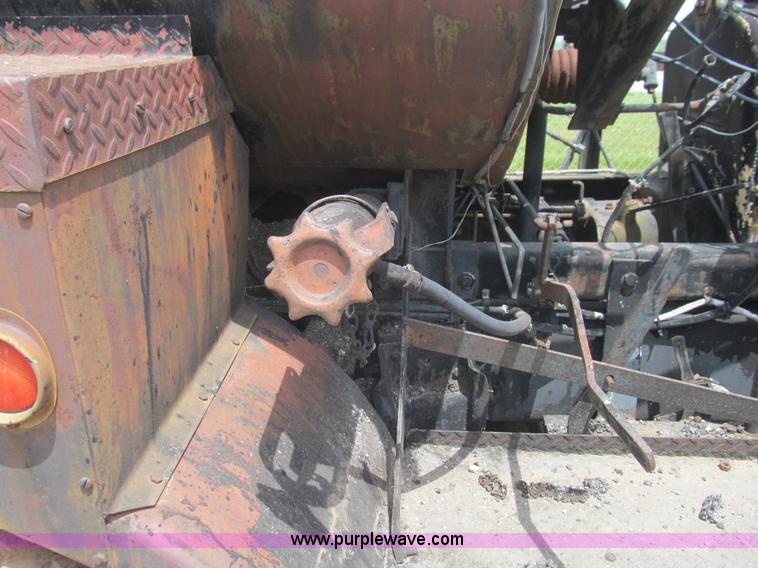 image for item F3185 1982 International S1700 oil distributor truck