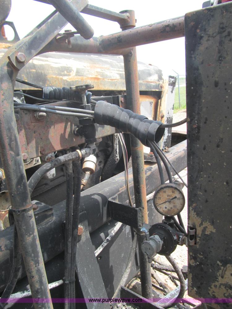 image for item F3185 1982 International S1700 oil distributor truck