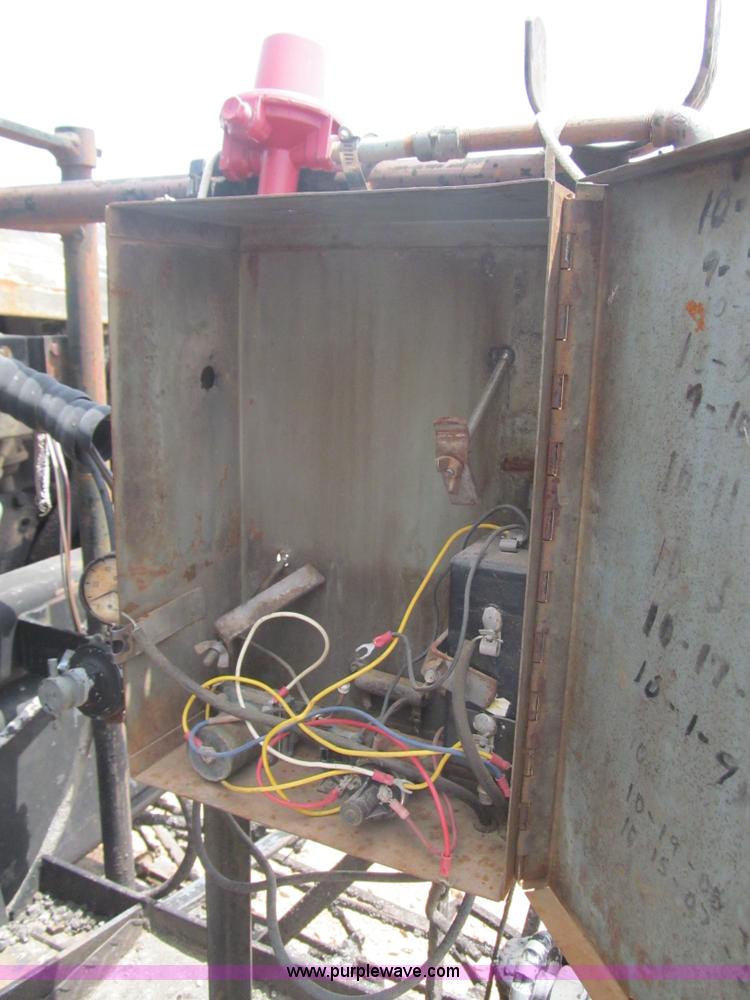 image for item F3185 1982 International S1700 oil distributor truck