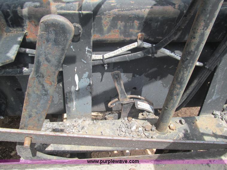 image for item F3185 1982 International S1700 oil distributor truck