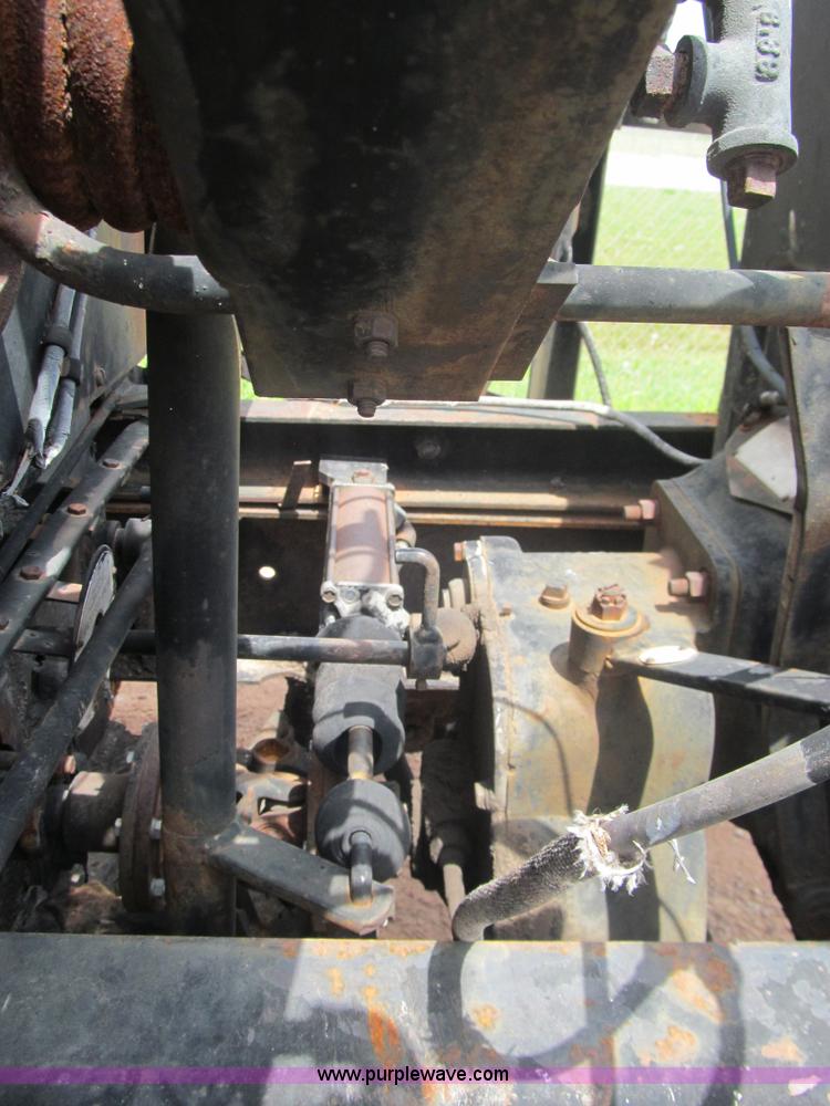 image for item F3185 1982 International S1700 oil distributor truck