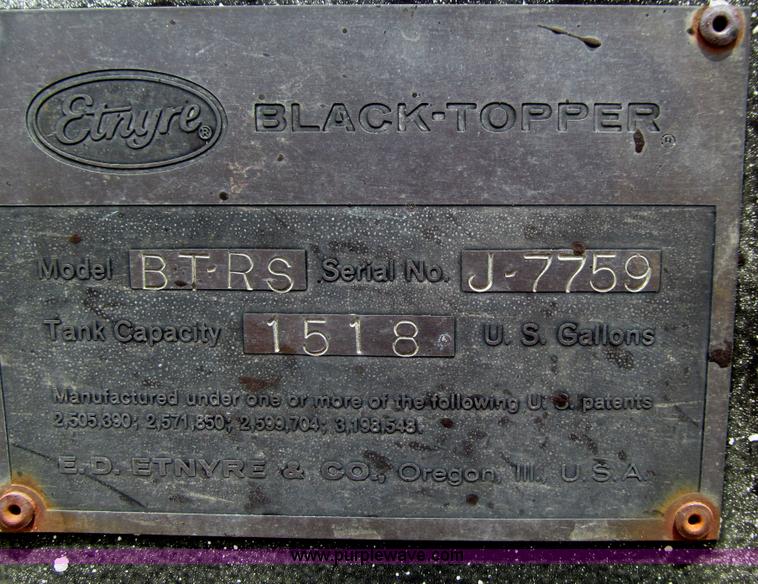 image for item F3185 1982 International S1700 oil distributor truck