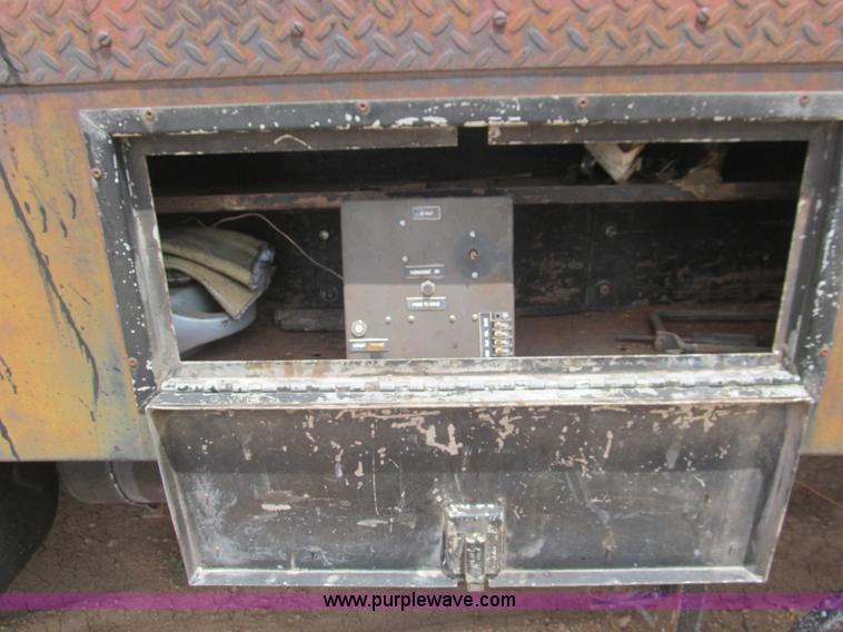 image for item F3185 1982 International S1700 oil distributor truck