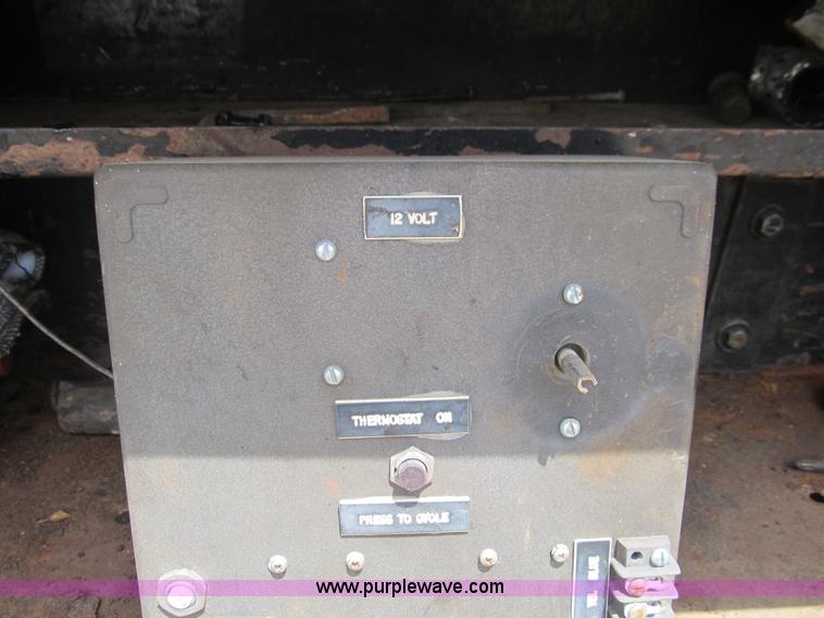 image for item F3185 1982 International S1700 oil distributor truck