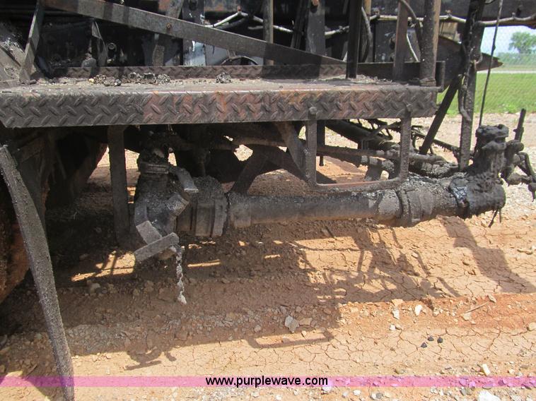 image for item F3185 1982 International S1700 oil distributor truck