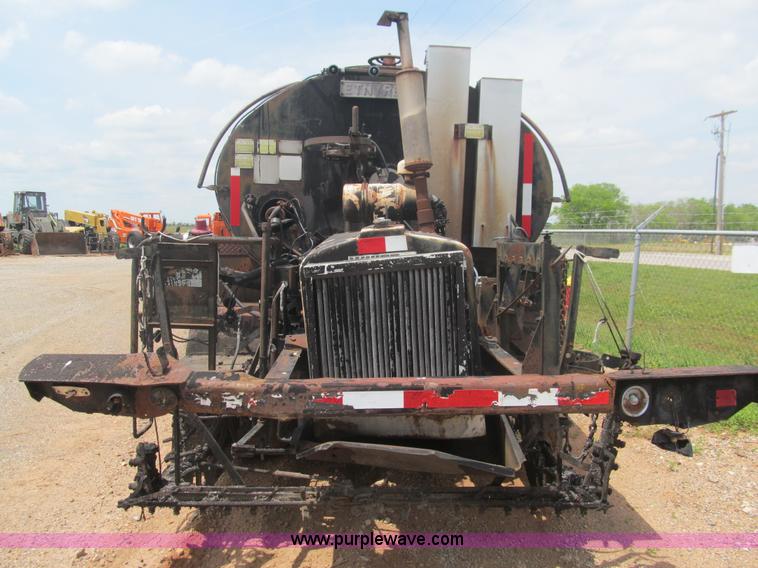 image for item F3185 1982 International S1700 oil distributor truck