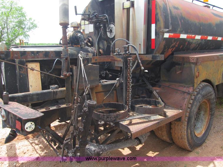 image for item F3185 1982 International S1700 oil distributor truck