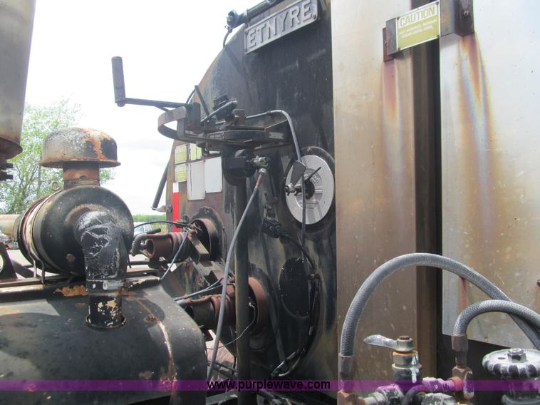 image for item F3185 1982 International S1700 oil distributor truck