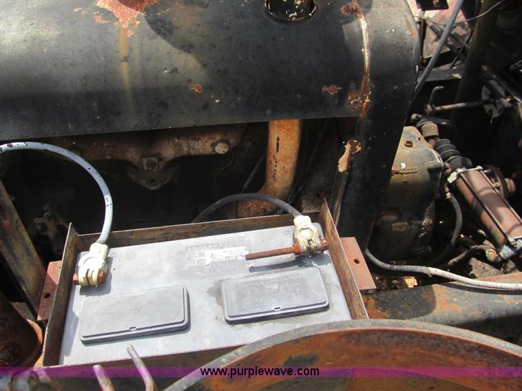 image for item F3185 1982 International S1700 oil distributor truck