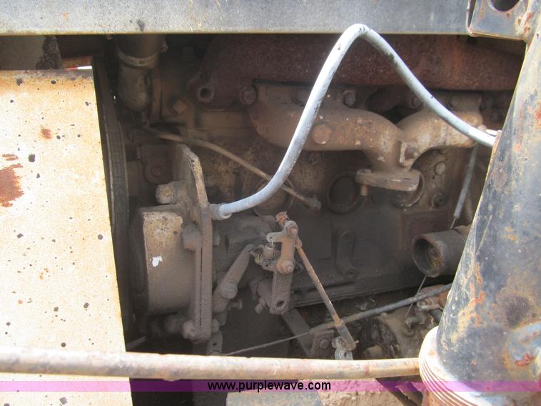 image for item F3185 1982 International S1700 oil distributor truck