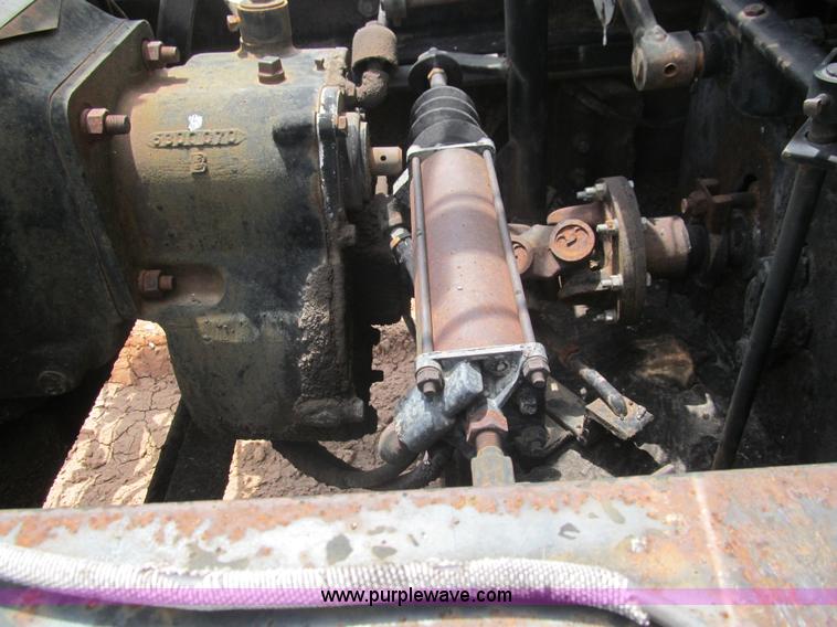 image for item F3185 1982 International S1700 oil distributor truck