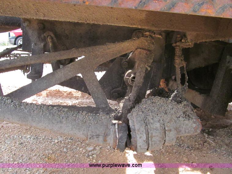 image for item F3185 1982 International S1700 oil distributor truck