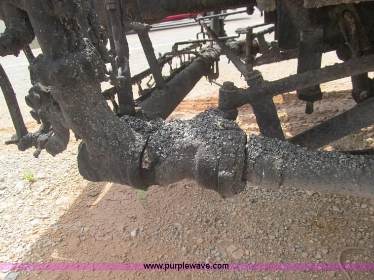 image for item F3185 1982 International S1700 oil distributor truck