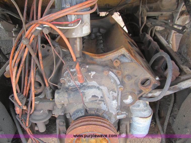 image for item F3185 1982 International S1700 oil distributor truck