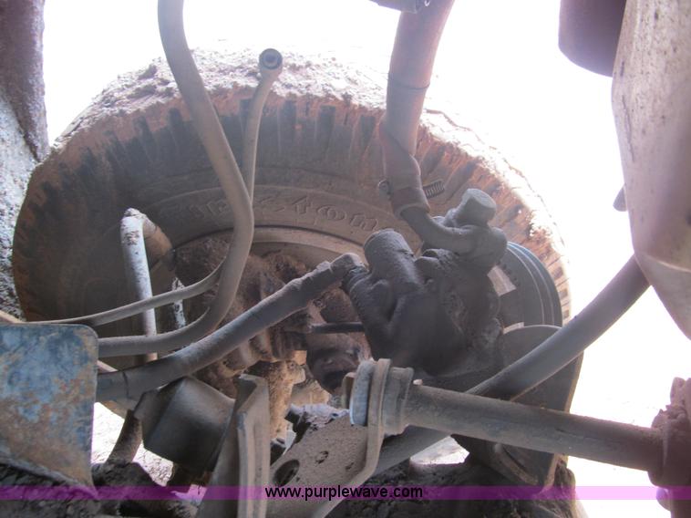 image for item F3185 1982 International S1700 oil distributor truck