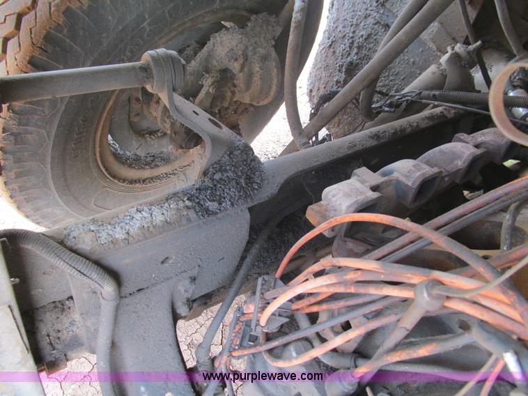 image for item F3185 1982 International S1700 oil distributor truck