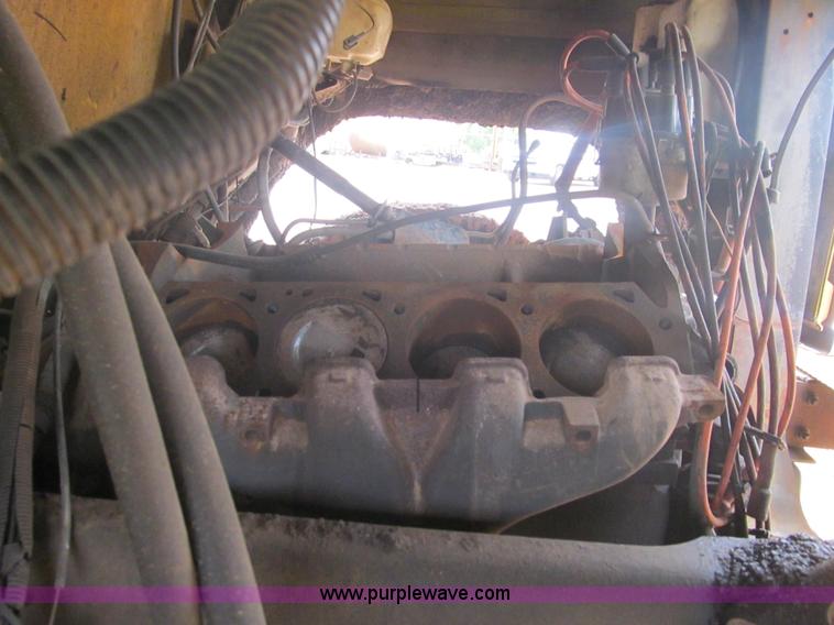 image for item F3185 1982 International S1700 oil distributor truck