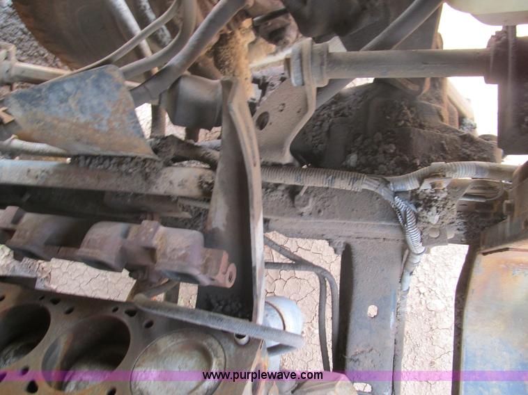 image for item F3185 1982 International S1700 oil distributor truck