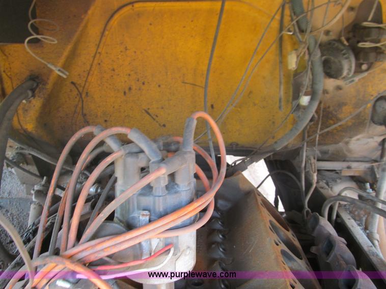 image for item F3185 1982 International S1700 oil distributor truck