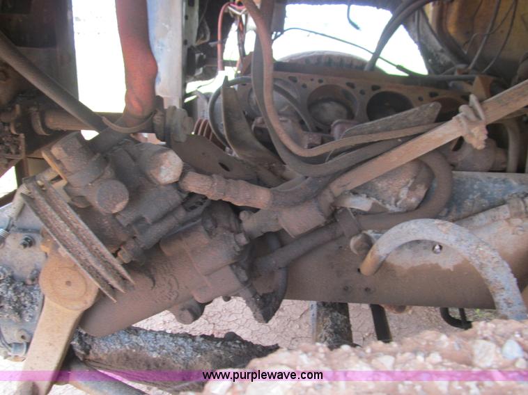 image for item F3185 1982 International S1700 oil distributor truck