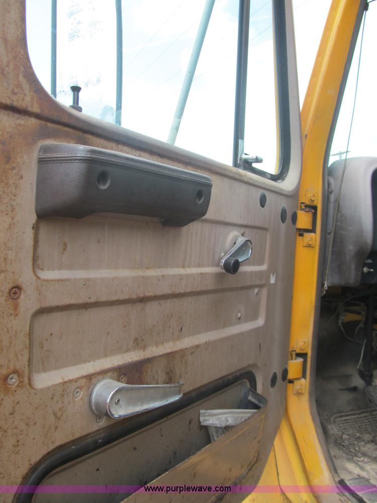 image for item F3185 1982 International S1700 oil distributor truck