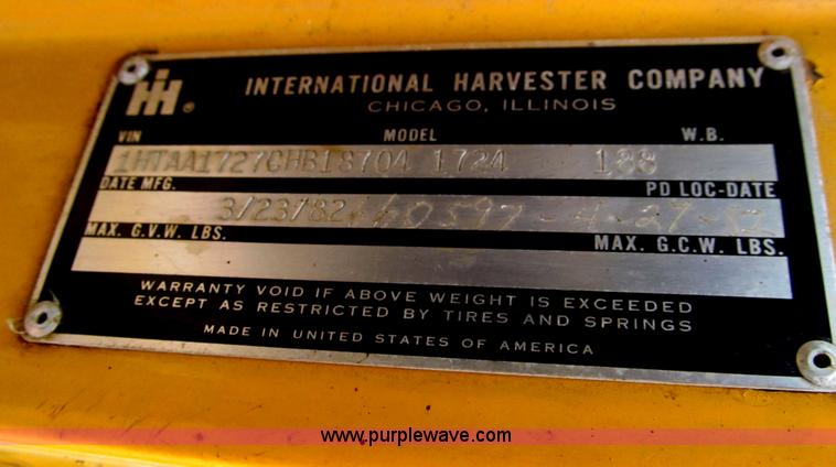 image for item F3185 1982 International S1700 oil distributor truck