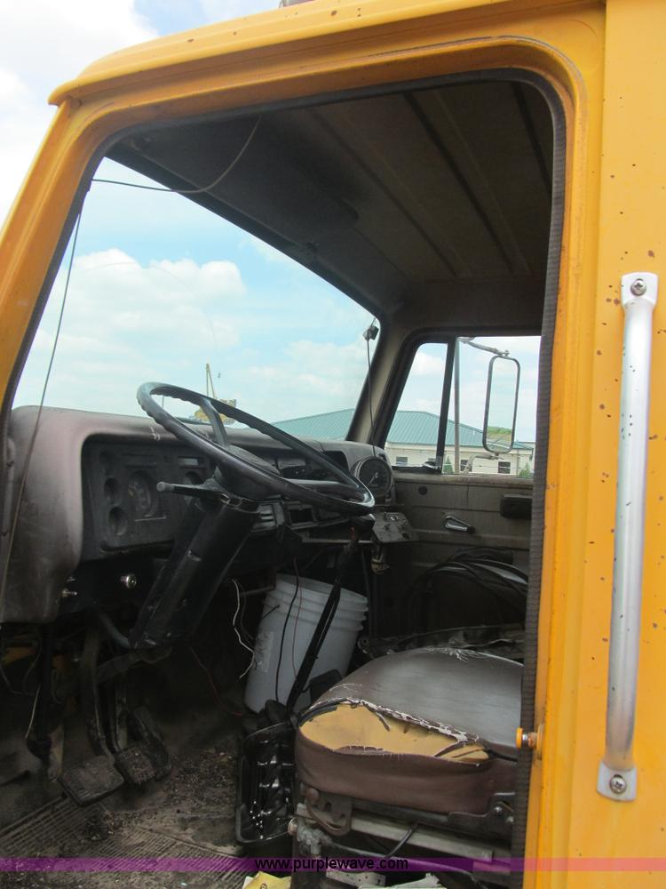 image for item F3185 1982 International S1700 oil distributor truck