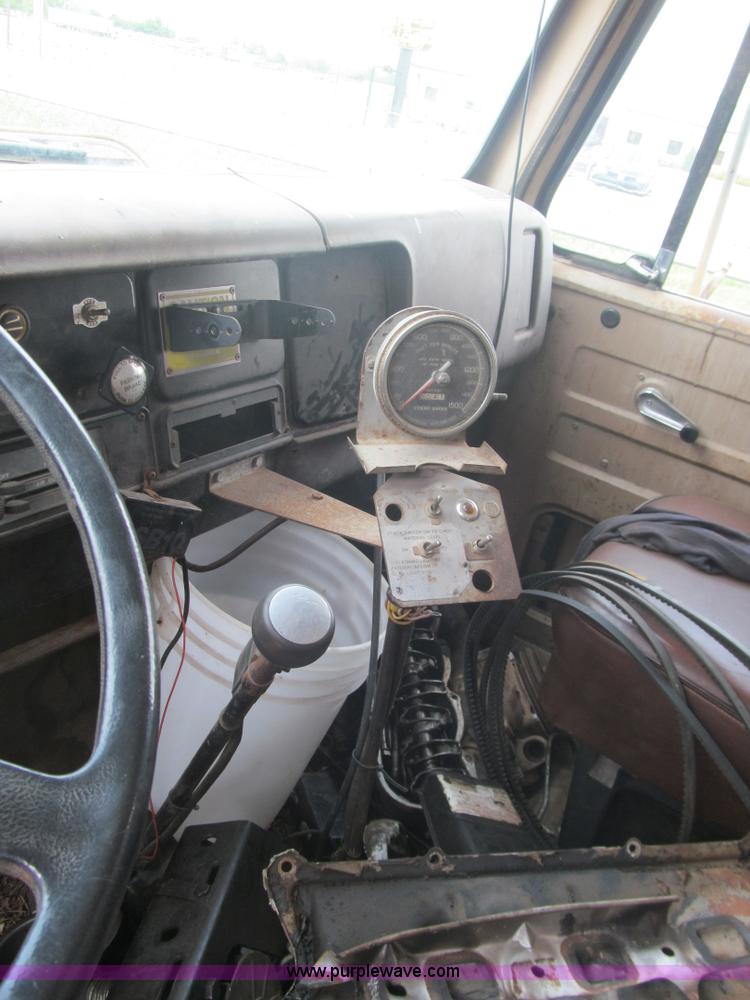 image for item F3185 1982 International S1700 oil distributor truck