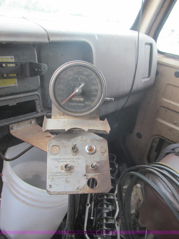 image for item F3185 1982 International S1700 oil distributor truck