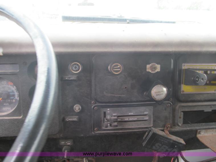 image for item F3185 1982 International S1700 oil distributor truck