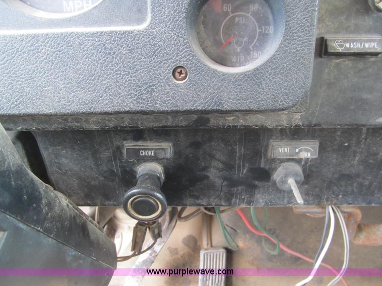 image for item F3185 1982 International S1700 oil distributor truck