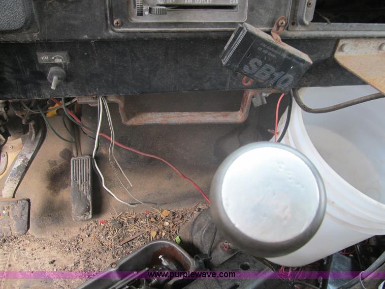 image for item F3185 1982 International S1700 oil distributor truck