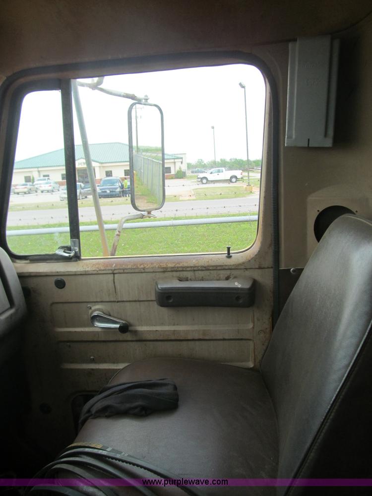 image for item F3185 1982 International S1700 oil distributor truck